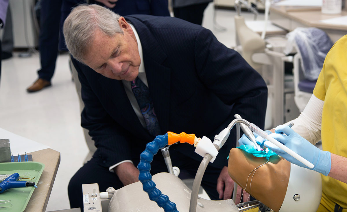 Secretary Vilsack observed students working in the D1 simulation clinic while he toured the facilities.